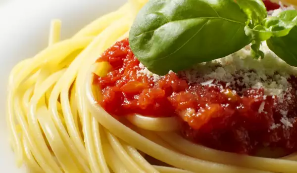 Wie macht man Spaghettisoße aus frischen Tomaten?