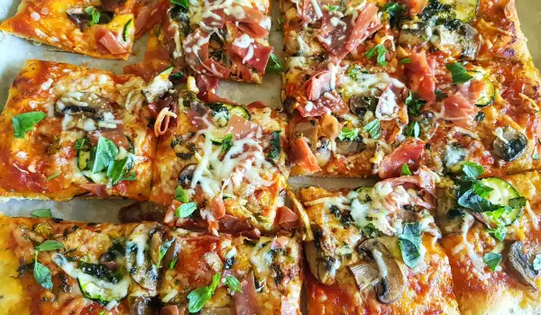 Leichte Pizza mit Spinat, Pilzen und Zucchini