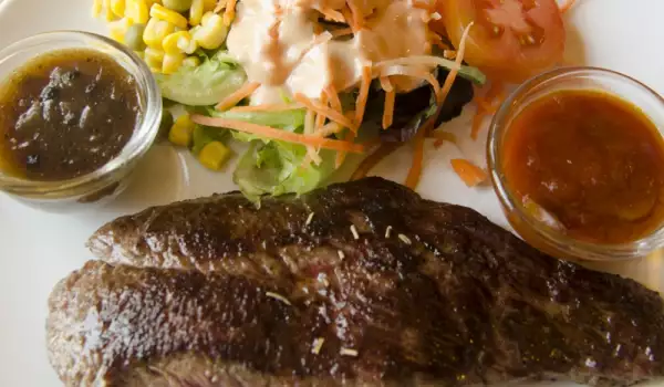 Straußenfleisch mit Beilage und Soßen