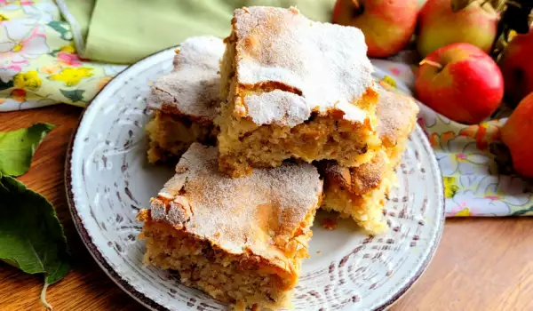 Apfelkuchen mit Eier und Walnüssen