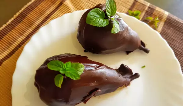 Schokoladenbirnen mit einem Hauch von Minze