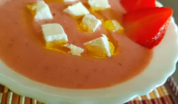 Gazpacho mit Erdbeeren, Fetakäse und Thymian