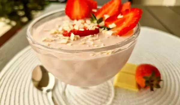 Erdbeermousse mit Sahne und weißer Schokolade