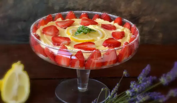 Tiramisu mit Erdbeeren und Zitronencreme
