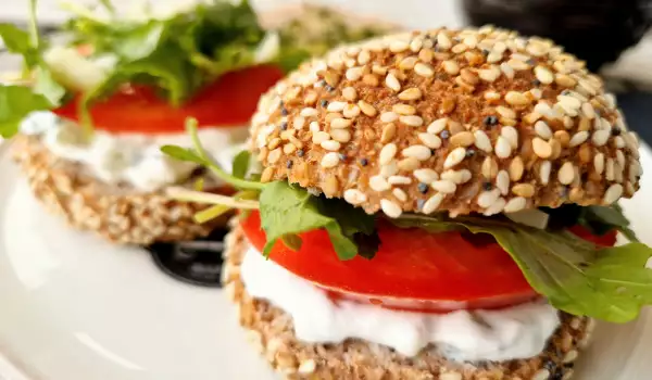 Kalte Sandwiches mit Joghurtsalat und Rucola