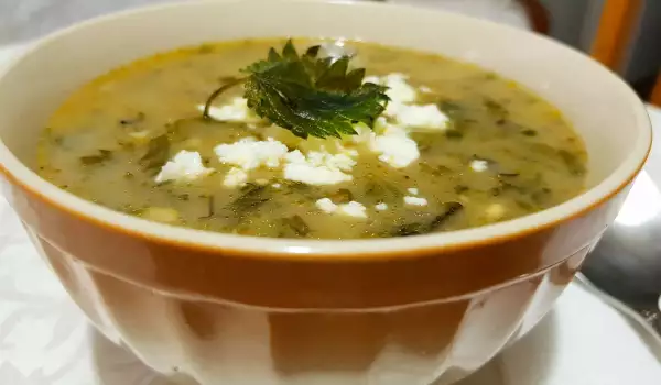 Suppe aus Brennnesseln und Bärlauch mit Schafskäse
