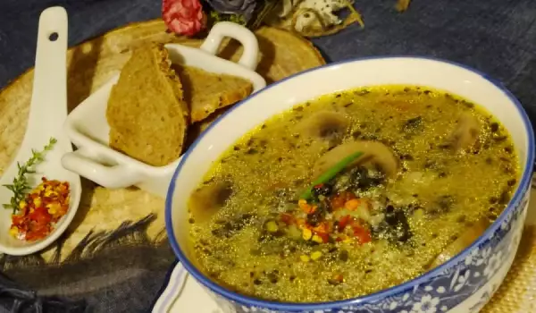 Suppe mit Ampfer und Pilzen