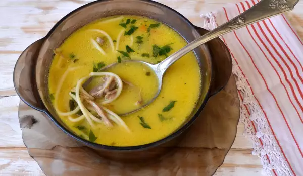 Suppe mit Hähnchenhälsen und Fadennudeln