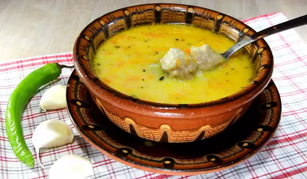 Klassische Suppe mit Hackbällchen mit Aufbau