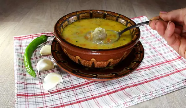 Klassische Suppe mit Hackbällchen mit Aufbau