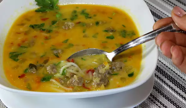 Suppe mit Fleischbällchen für Genießer