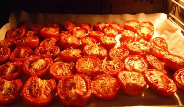 Getrocknete Tomaten mit Basilikum