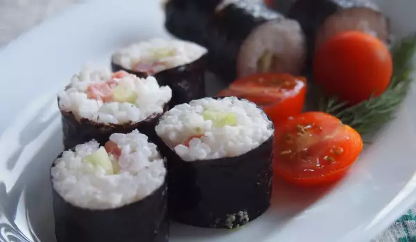 Sushi mit Lachs, Gurke und Frischkäse
