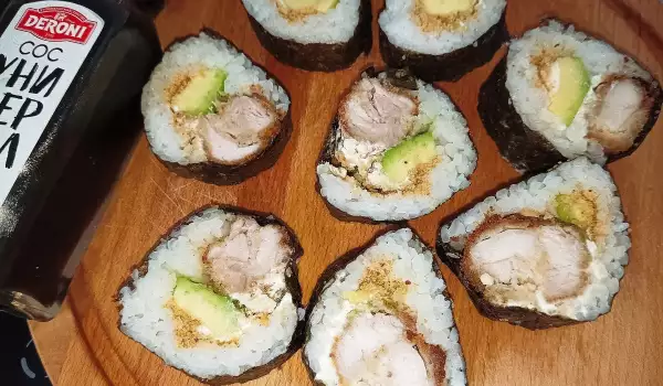 Knuspriges Sushi mit Hähnchen und Avocado