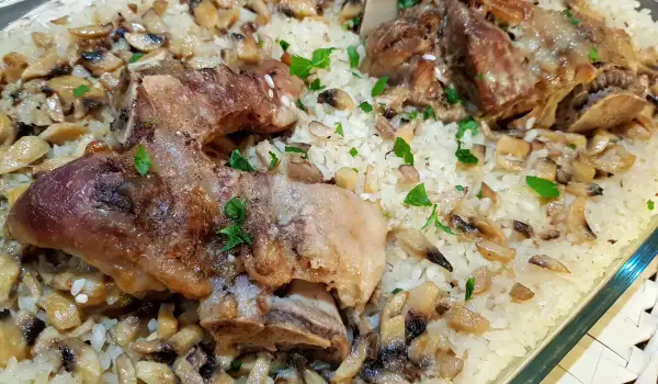 Schweinshaxe mit Reis und Champignons