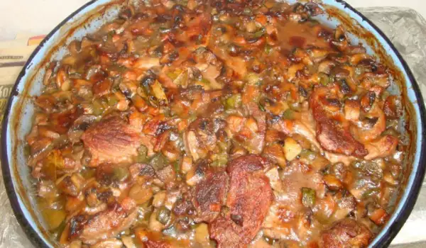 Schweinesteaks mit Pilzen und saure Gurken im Ofen gebacken
