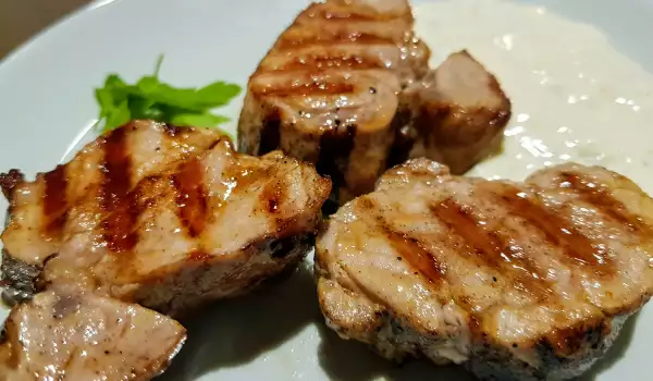 Gegrillte Schweinerücken Steaks mit Blauschimmelkäse Soße