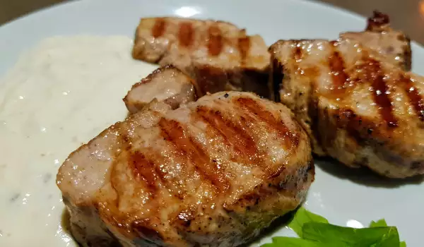 Gegrillte Schweinerücken Steaks mit Blauschimmelkäse Soße