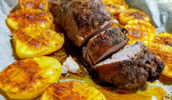Mariniertes Schweinefilet mit Kartoffeln im Ofen