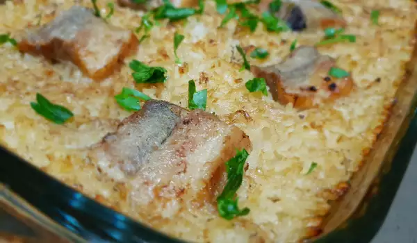 Klassisches Schweinefleisch mit Reis im Ofen