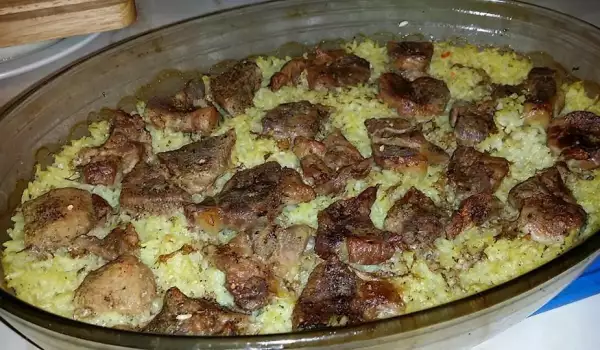 Saftiges Schweinefleisch mit Reis im Ofen