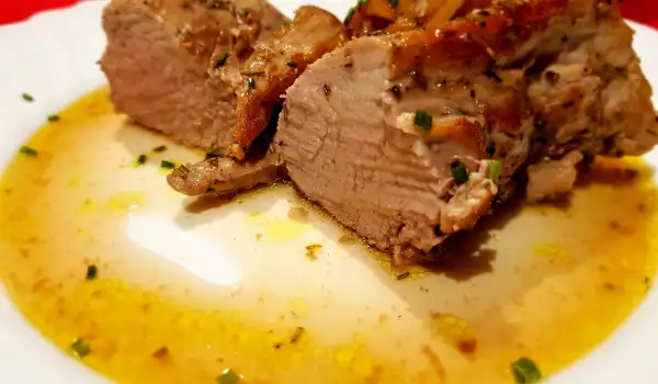 Schweinelende mit karamellisierten Äpfeln und Zwiebeln