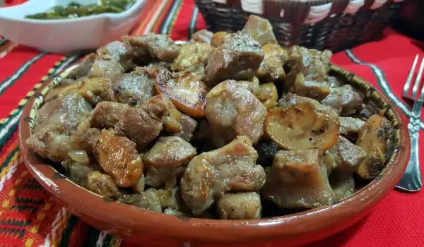 Appetitliches Schweinefleisch mit Zwiebeln und Pilzen