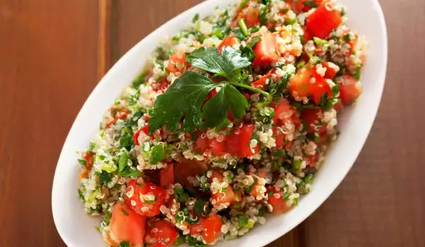 Salat mit Quinoa und Gemüse
