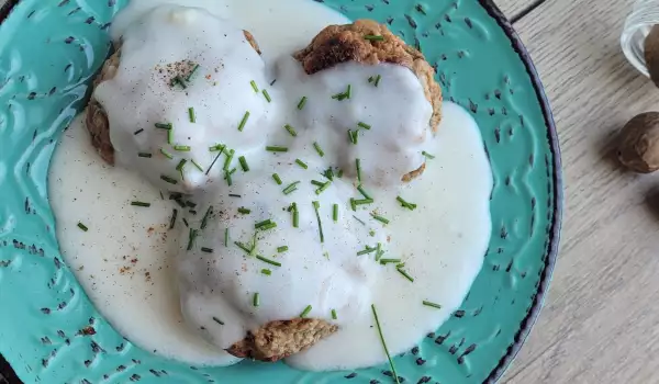 Kalbsfleischbällchen mit weißer Soße