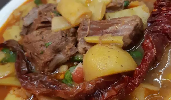 Rindfleisch mit gelben Bohnen und frischen Kartoffeln