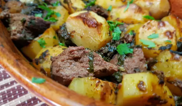 Rindfleisch mit Spinat und Kartoffeln im Ofen