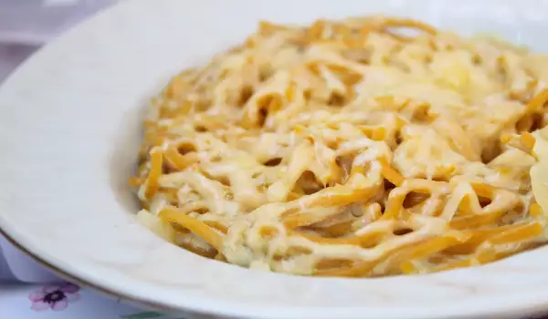 Kürbisspaghetti mit Hüttenkäse- und Frischkäsesoße