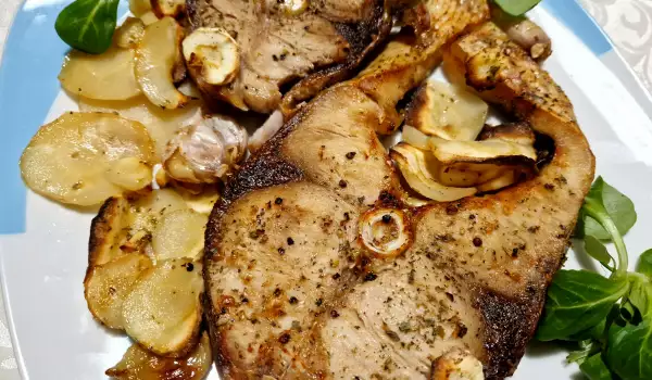 Silberkarpfenkoteletts mit Knoblauch und Pastinaken im Ofen
