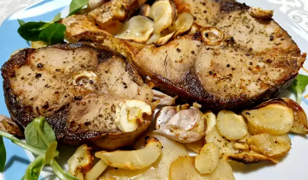 Silberkarpfenkoteletts mit Knoblauch und Pastinaken im Ofen