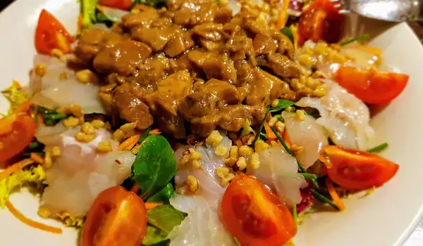 Warmer Salat mit Pilzen und geräuchertem Kabeljau