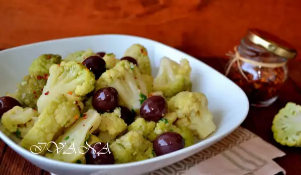 Blumenkohlsalat mit Oliven