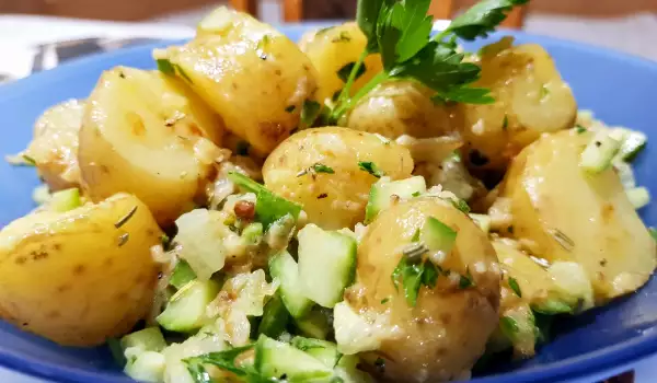 Warmer Salat aus Babykartoffeln und Gurken
