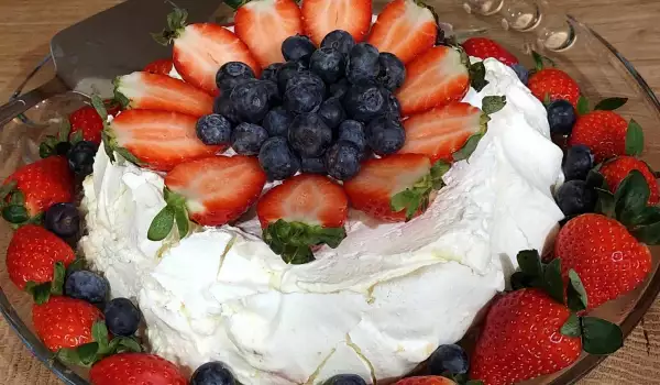 Pavlova Torte mit Erdbeeren und Heidelbeeren