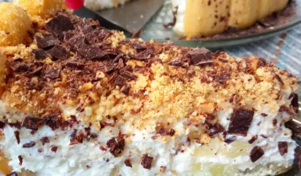 Leichter und leckerer Kuchen mit Löffelbiskuit und Ananas