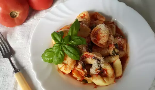 Tortellini mit Tomatensoße und Knoblauch