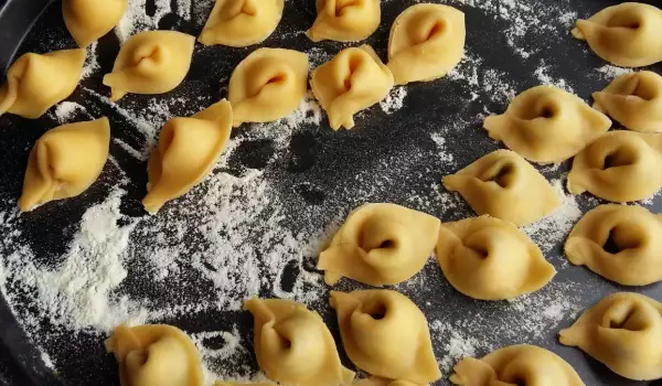 Italienische Tortellini mit Fleischbällchen