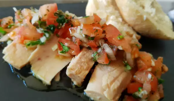 Thunfisch mit Tomaten, Knoblauch und Gewürzen