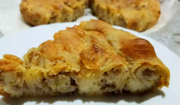 Türkische Banitsa Bürek mit Hackfleisch