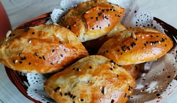 Türkische Poğaça Brötchen mit Käse