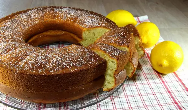 Türkischer Kuchen mit Zitronenschale