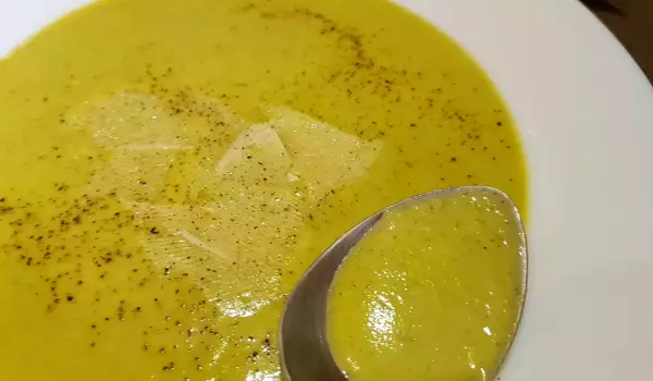 Cremesuppe aus Avocado und Zucchini