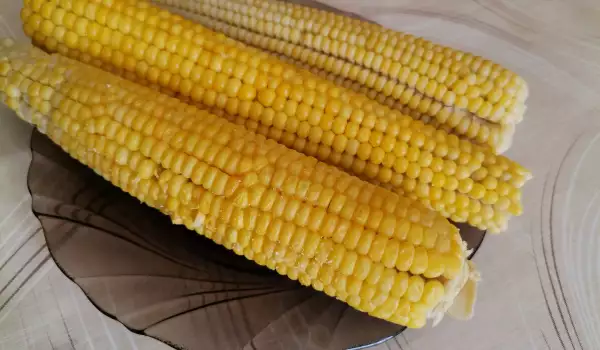 Gedämpfter Mais im Multicooker