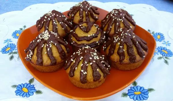 Vegane Cupcakes mit Kakao-Frosting aus Nüssen und Samen