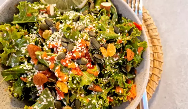 Veganer Salat mit Grünkohl