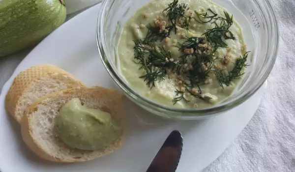 Vegetarische Paste aus Zucchini und Frischkäse